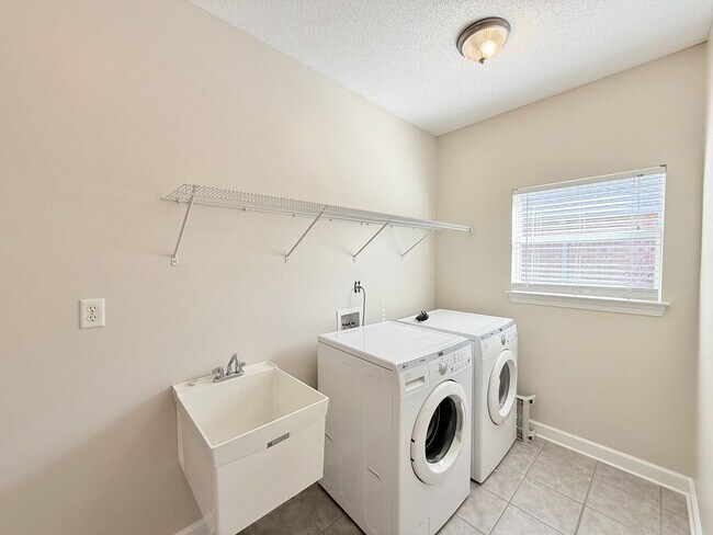 Building Photo - Spacious 3 Bed/2 Bath Home - 0.82 Acre Lot