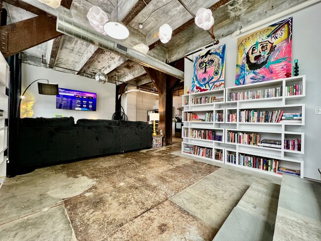 Building Photo - Swanky, Funky, Groovy, loft space Cincinna...