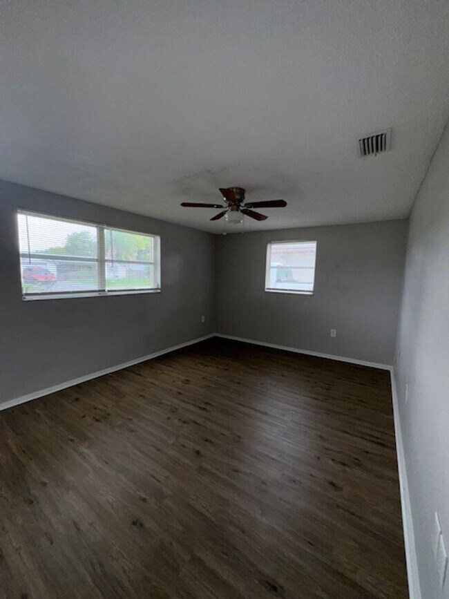 Building Photo - This cozy 2 bedroom 1 bath home in Holiday!