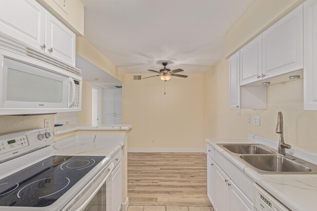 Building Photo - 5995 N 78th St