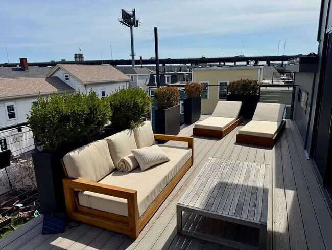 Building Photo - 22 Parker St