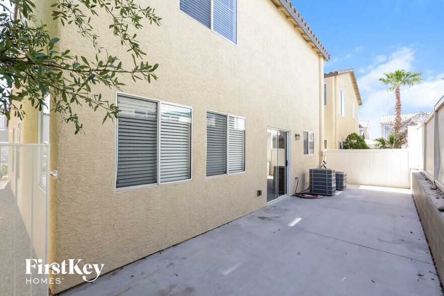 Building Photo - 5681 Woods Crossing St