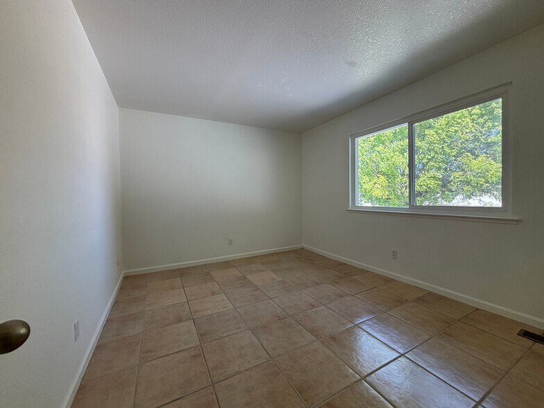 Building Photo - 3615 Sapphire Dr