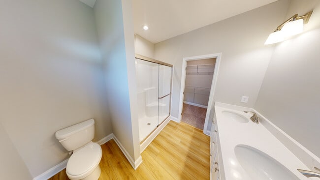 Building Photo - Midtown Oaks 13