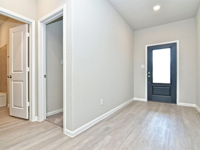 Building Photo - Large 3036 SF Home - 5 Bed/3 Bath + Media ...