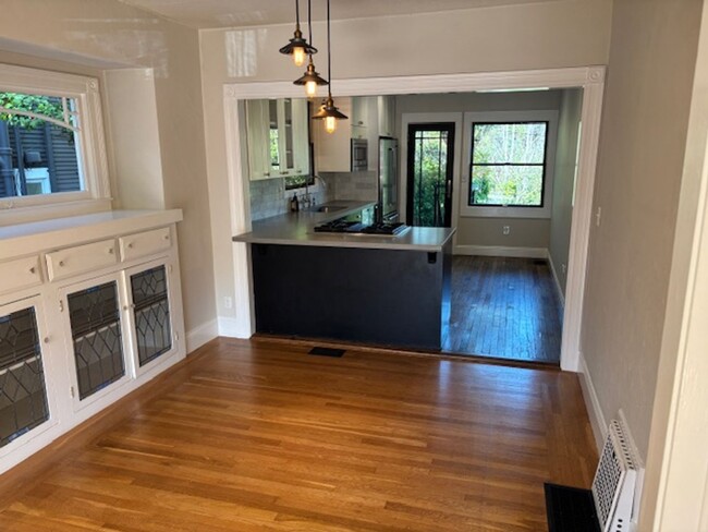 Building Photo - Fabulous Private Home Near Mills!
