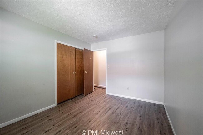 Building Photo - 207 W Green Meadows Dr