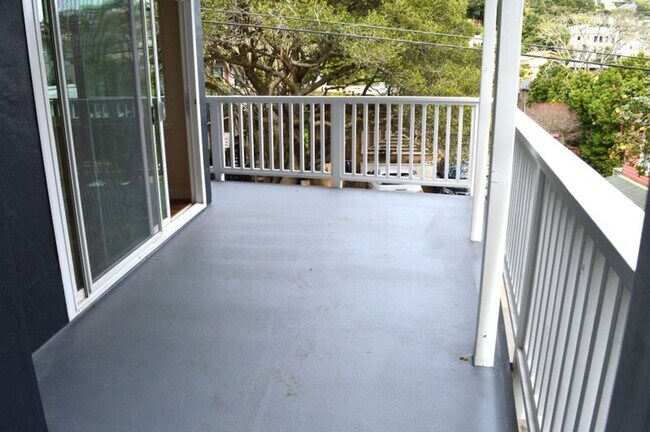 Building Photo - Crest23-25