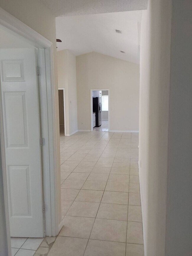 Building Photo - Beautiful 3 Bedroom + Den, 2 Bathroom Home...