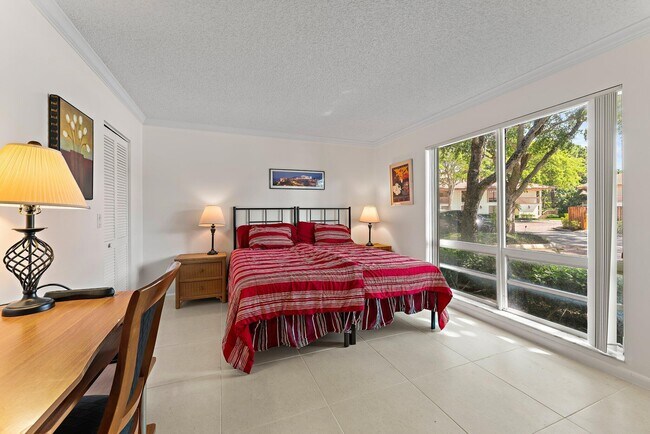 Building Photo - 527 Brackenwood Pl