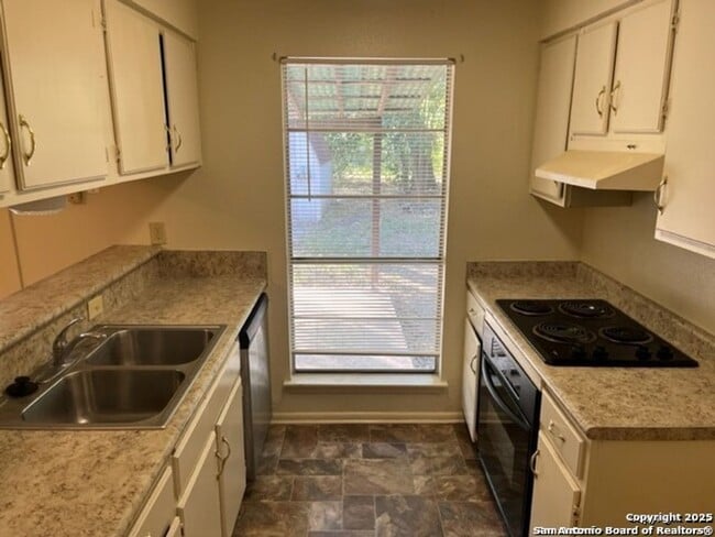 Building Photo - 608 Marilyn Dr