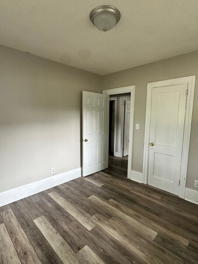 Building Photo - 810 W Country Club Dr