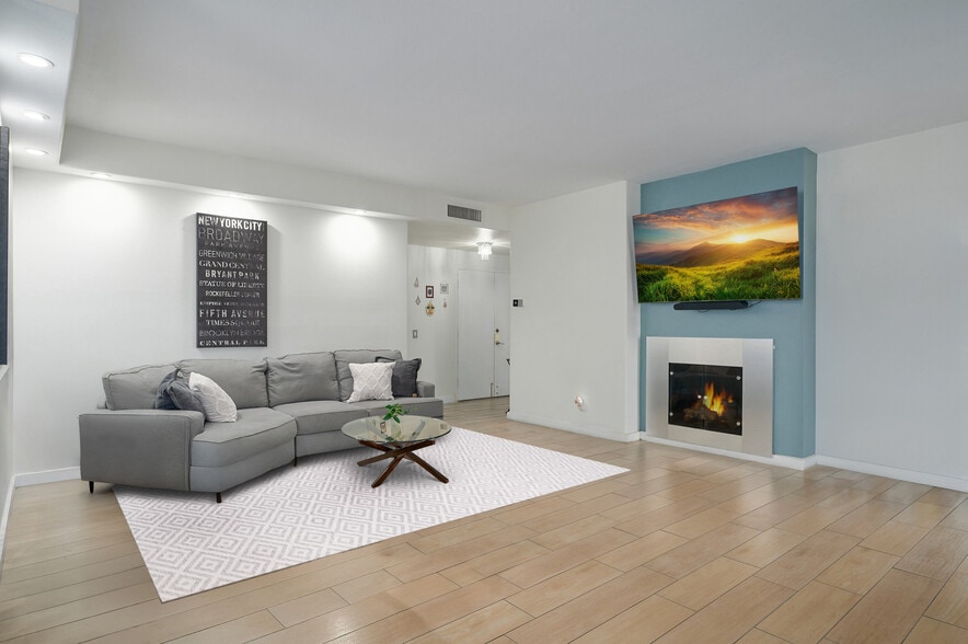 Building Photo - 121 S Palm Dr