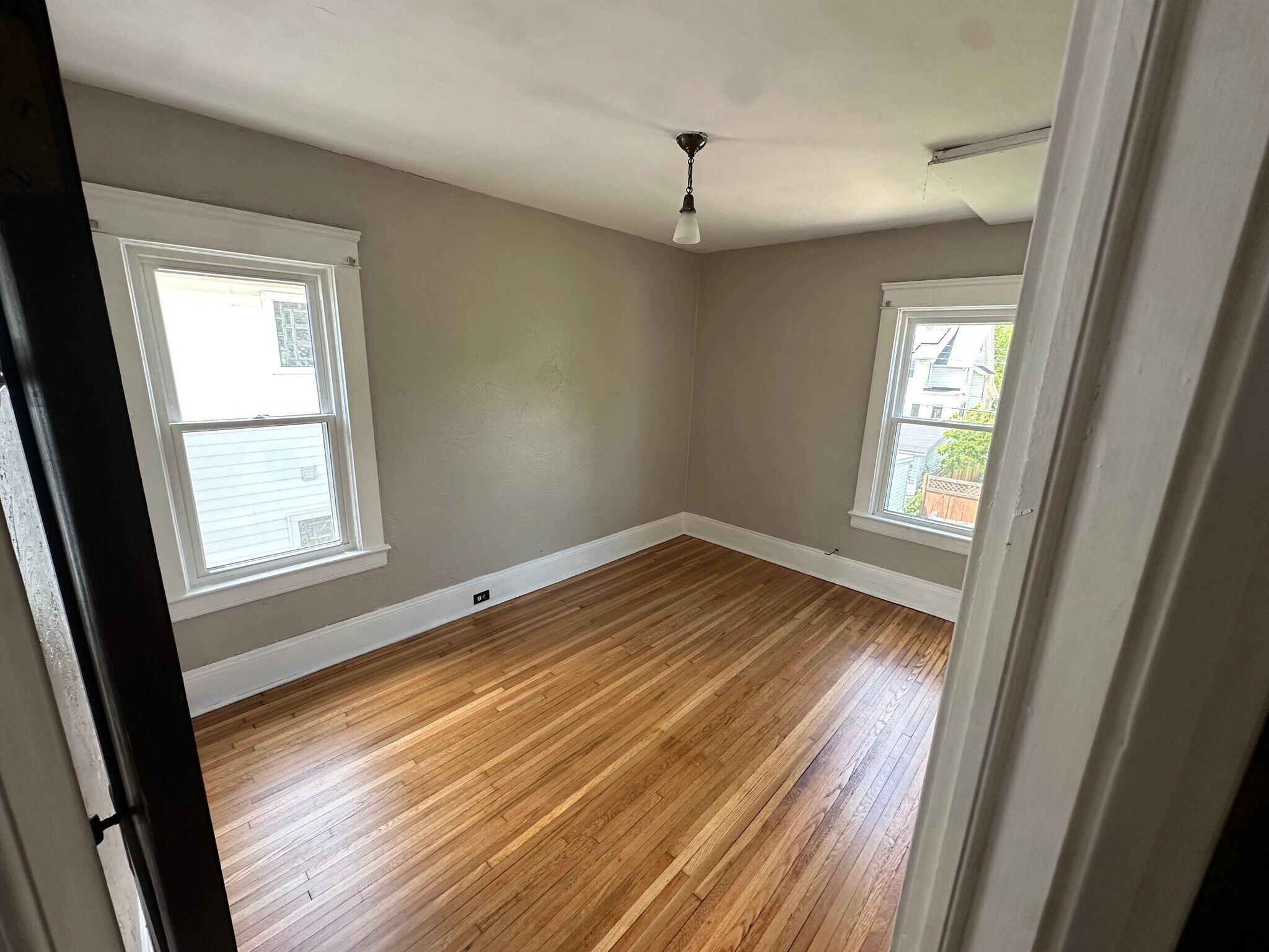 Building Photo - 1302 W 102nd St