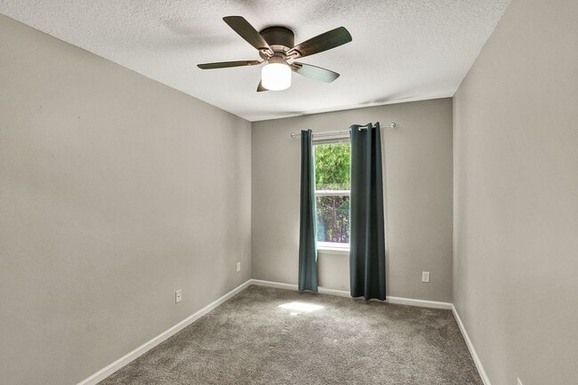 Building Photo - 3 bedrooms, 2.5 bathrooms townhome in St Augustine!