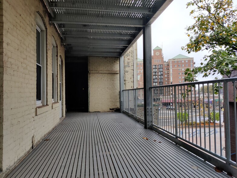 Building Photo - 8 Barrows St