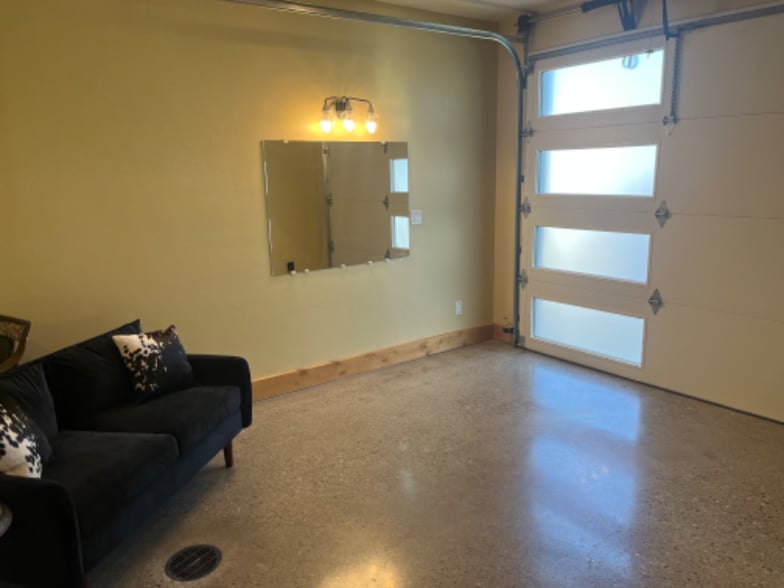 Building Photo - 123 1/2 S E St