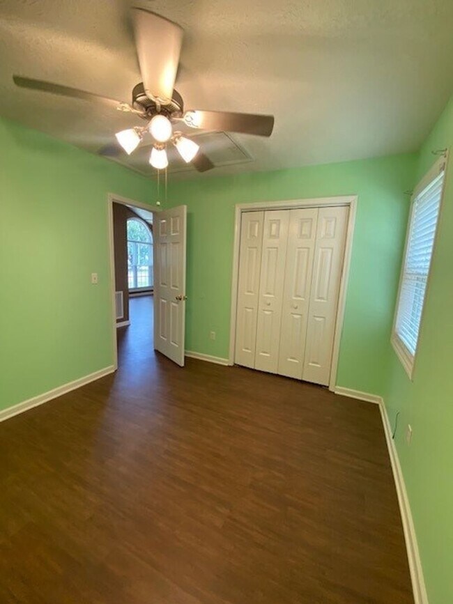 Building Photo - Welcome to this stunning 3-bedroom, 2-bath...