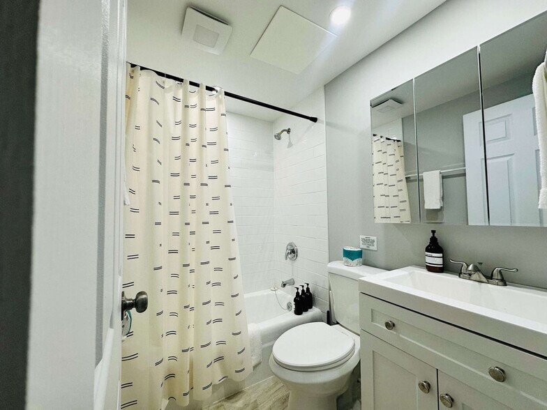 Building Photo - 3161 N Cambridge Ave