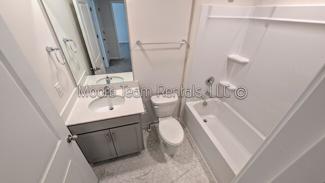 Building Photo - *** MOVE IN SPECTIAL *** Elegant New 3BR T...