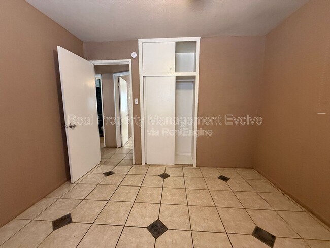 Building Photo - 3419 W Marshall Ave