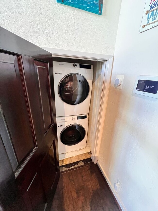 Building Photo - Fully Furnished Rental