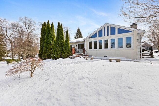 Building Photo - 115 Stonehedge Dr N