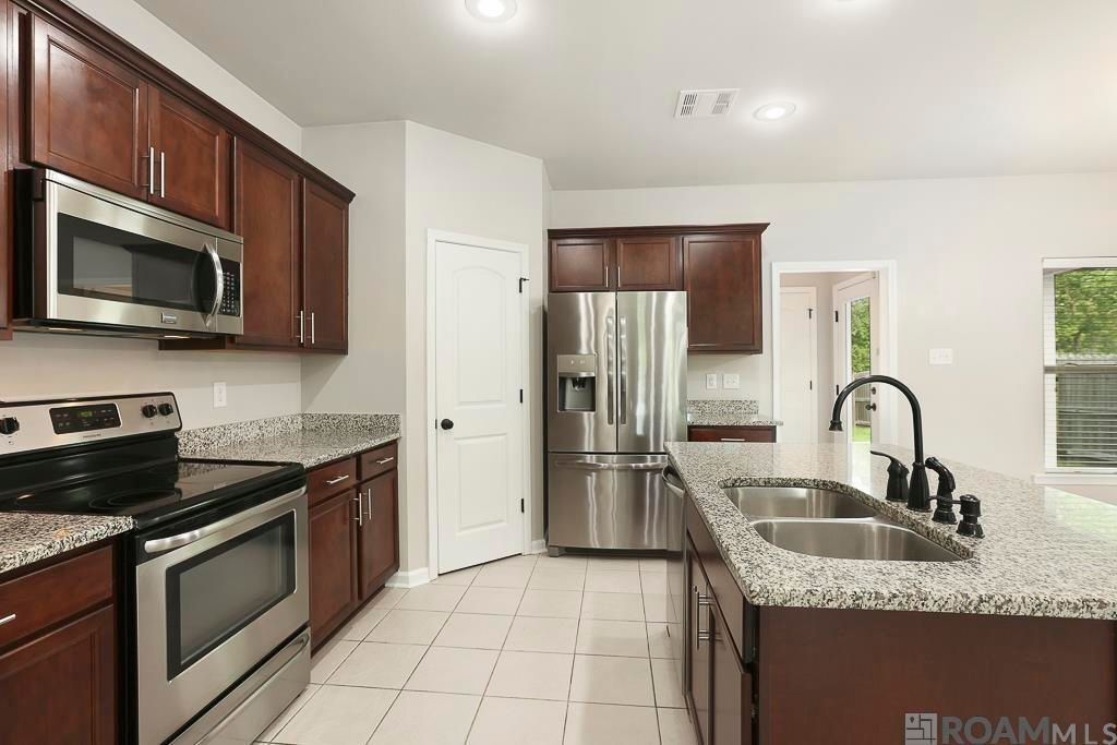 Building Photo - 18317 Sunset Park Dr