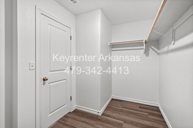 Building Photo - Gorgeous Home in Gentry!