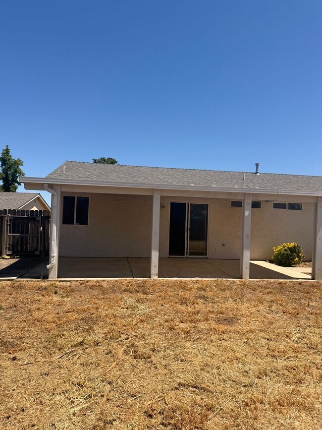 Building Photo - Updated 3-bedroom, 2-bath home in Redding