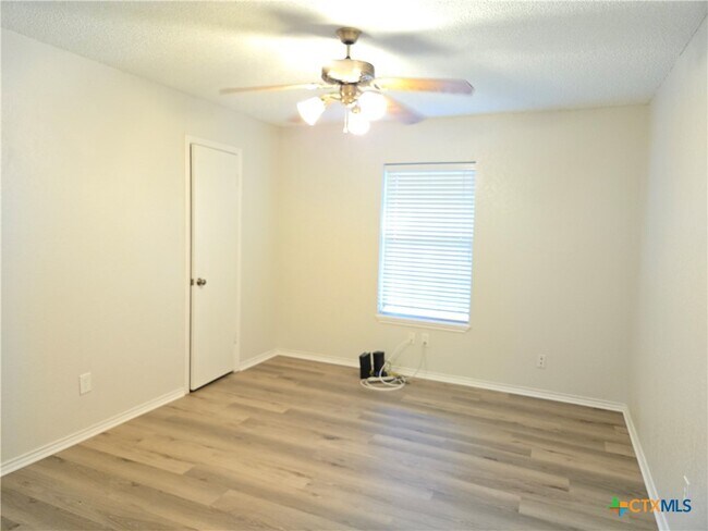 Building Photo - 772 Country Club Dr