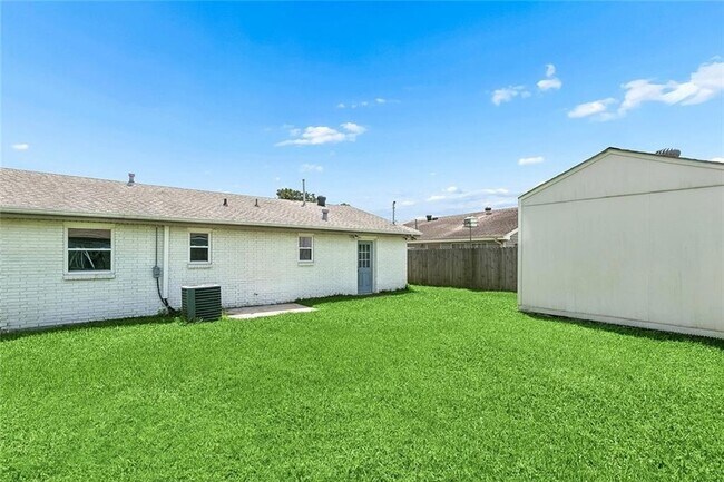 Building Photo - 1536 Redwood Dr