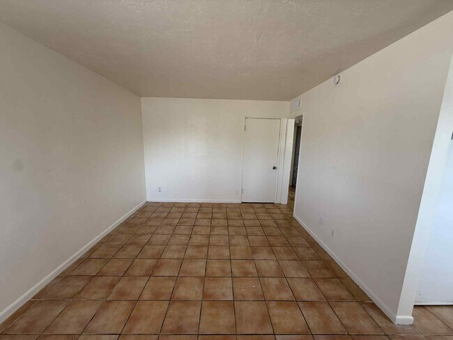 Building Photo - 2515 E Linden St