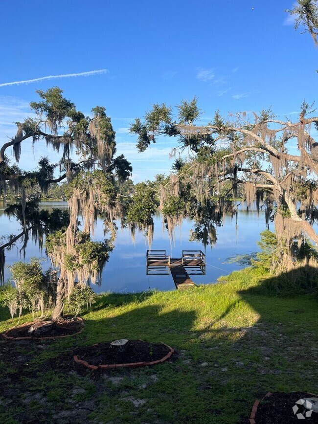 Building Photo - Beautiful lake front home in Lake Park