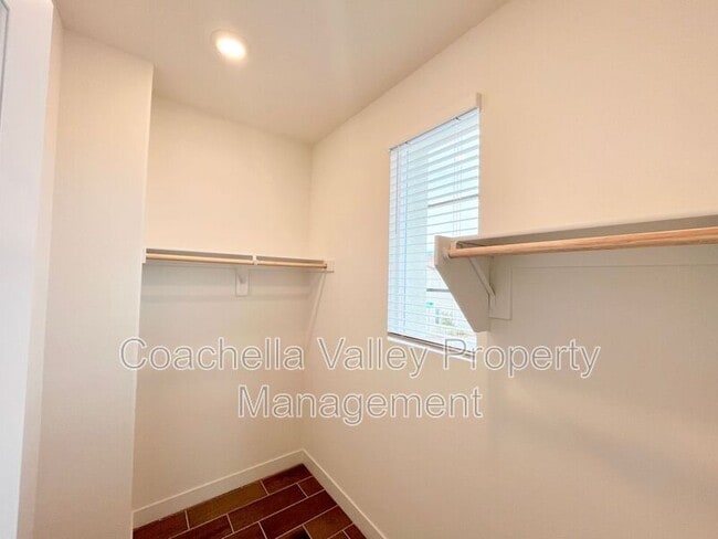 Building Photo - 41168 Emory Ln