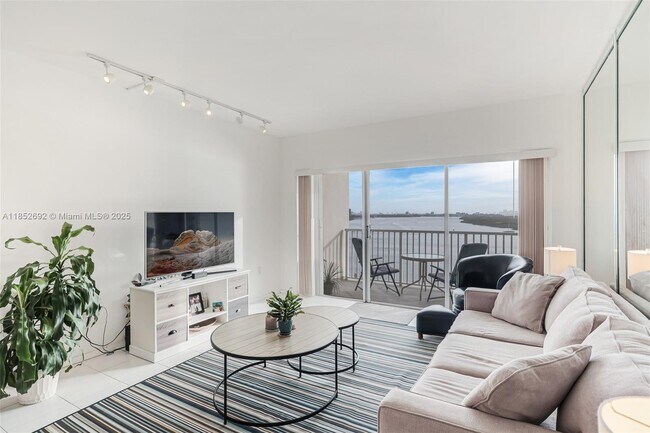 Building Photo - 300 Bayview Dr