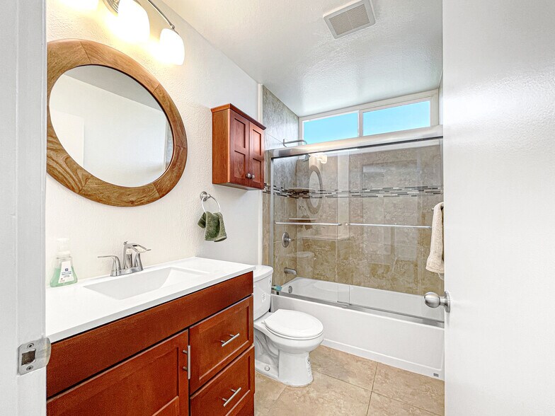 Building Photo - 960 N San Vicente Blvd