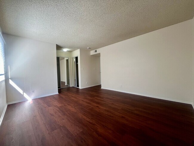Building Photo - BELLA APARTMENTS: Beautiful 2 Bed - 2 Bath