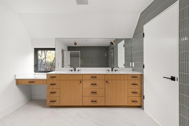 Building Photo - 1603 Chelsea Ln