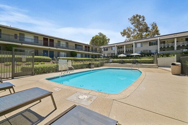 Building Photo - Village Green