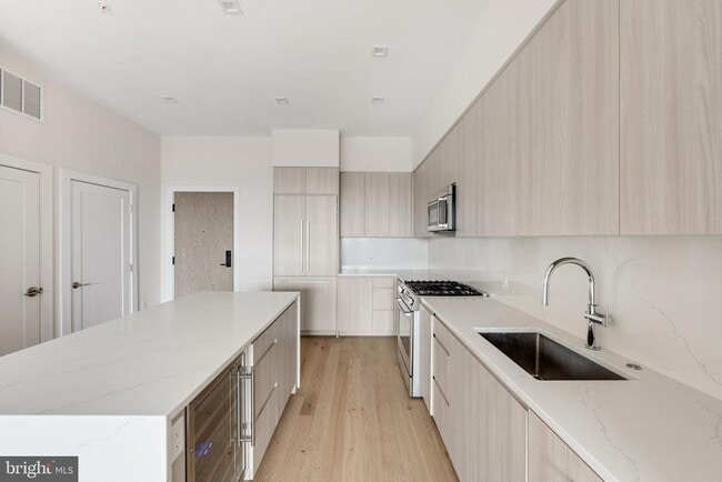 Building Photo - 701 Swann Ave