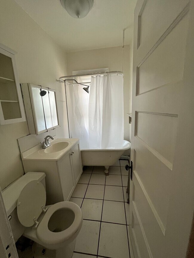 Building Photo - Winter Special: *First month's rent FREE with signed lease!!!* - 2BR Upper Unit Off Brady St in t...