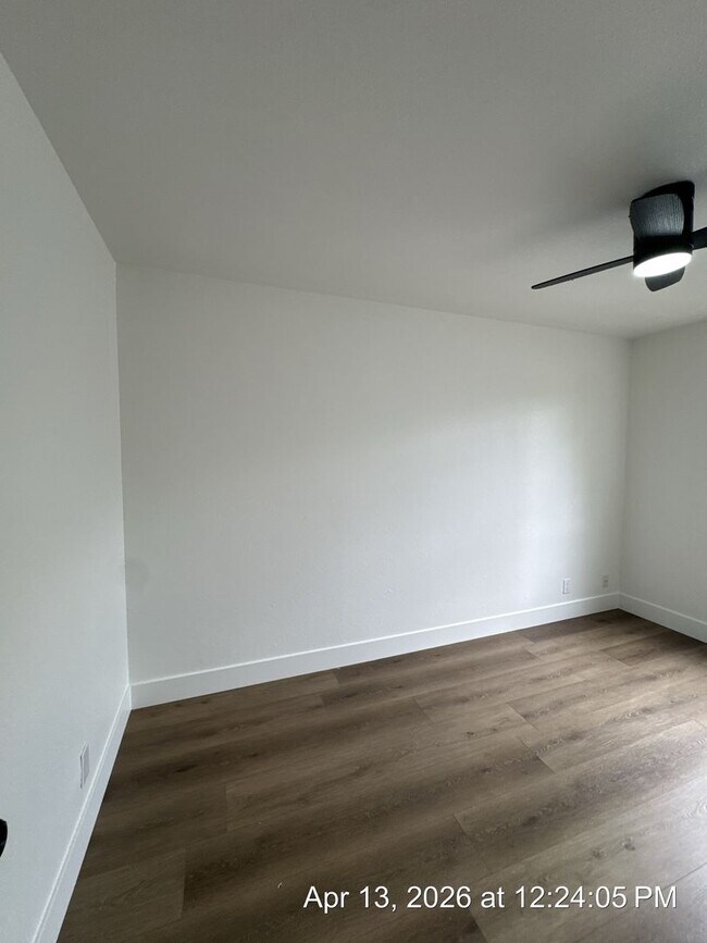 Building Photo - Dinuba Home! Available Now !