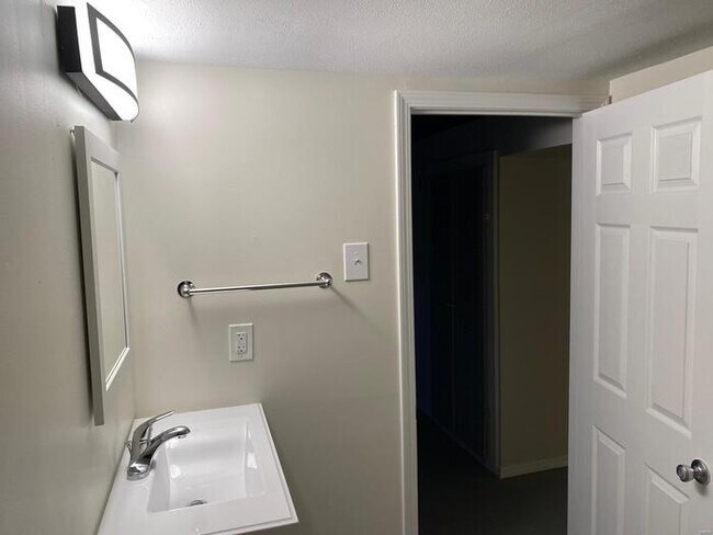 Building Photo - Fantastic 1bd/2ba home! Coming soon!