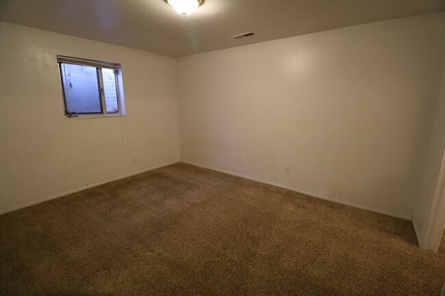 Building Photo - 400 E 4 plex