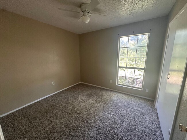 Building Photo - Spacious 2 story townhouse with fenced yard!