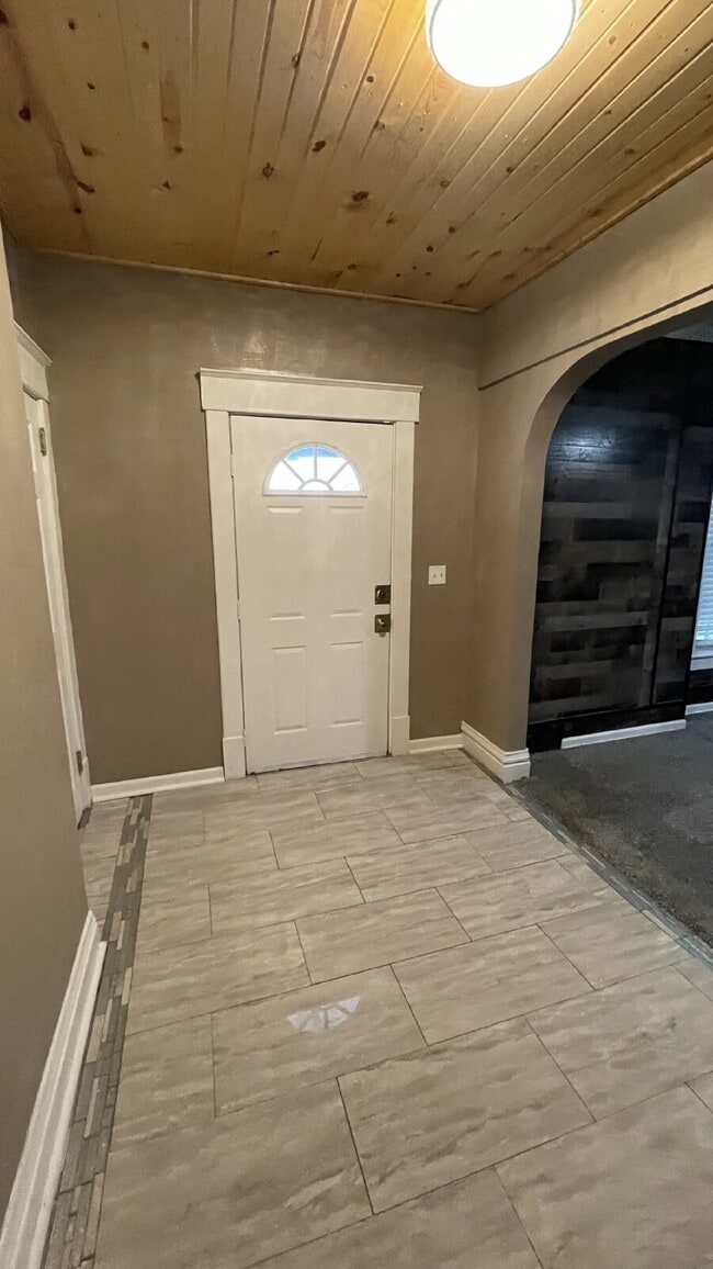 Building Photo - Cozy, Updated 1-Bed Apartment Near Downtown Sharon with In-Unit Laundry!