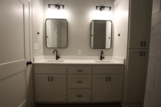 Building Photo - Coming Soon! 3 Bed 2 Bath Town Home in Tyler, Tx!