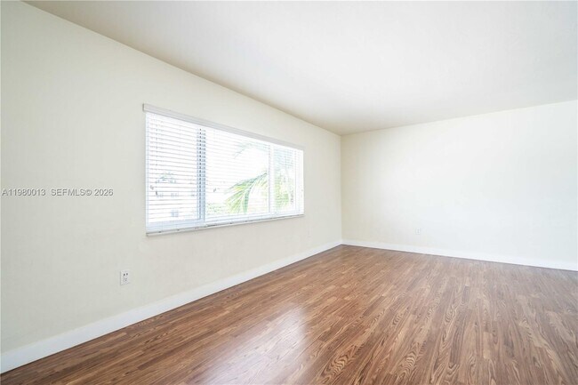 Building Photo - 1940 Biarritz Dr