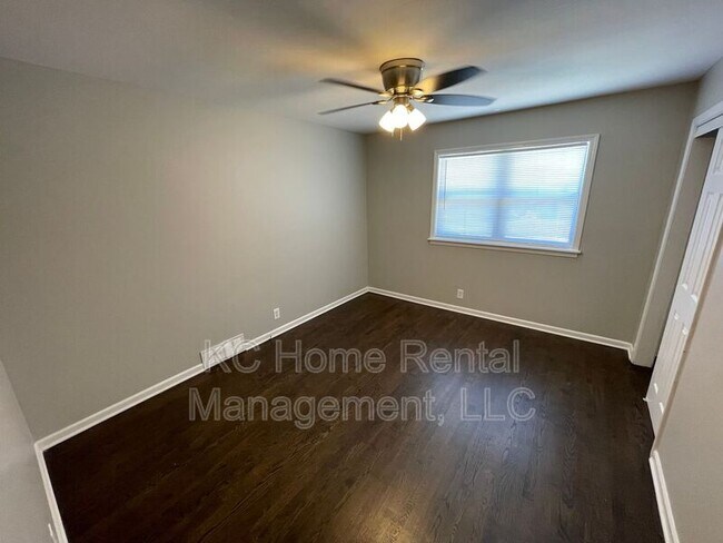 Building Photo - 706 NE Orchard Dr